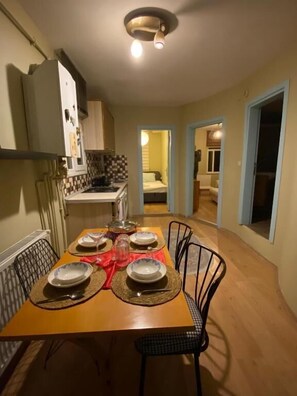 Basic Studio Suite | Living area | Flat-screen TV