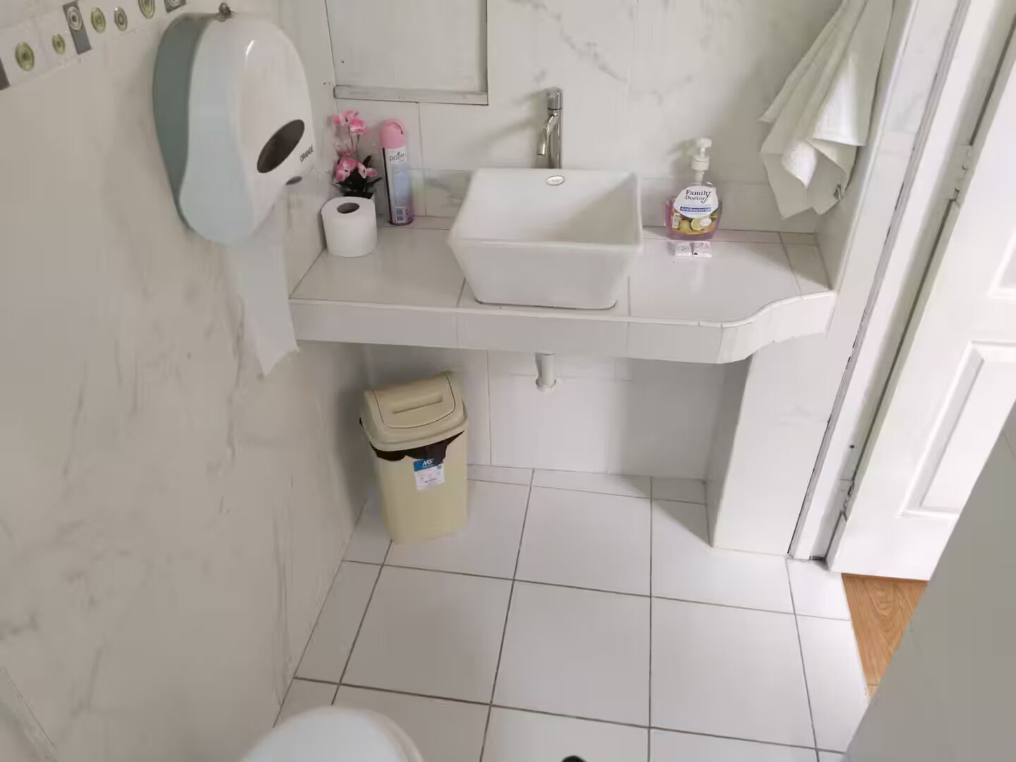 Ducha, secador de pelo, toallas y jabón
