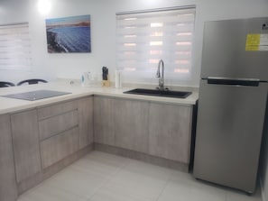 Kühlschrank, Herdplatte, Wasserkocher, Kochgeschirr/Geschirr/Besteck