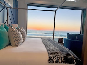 4 bedrooms, desk, free WiFi, bed sheets - Tides Edge - Luxury Beachfront Residence - Sauna, Rooftop Deck, FIT Club Access (San Diego)