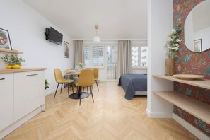 Iron/ironing board, WiFi, bed sheets