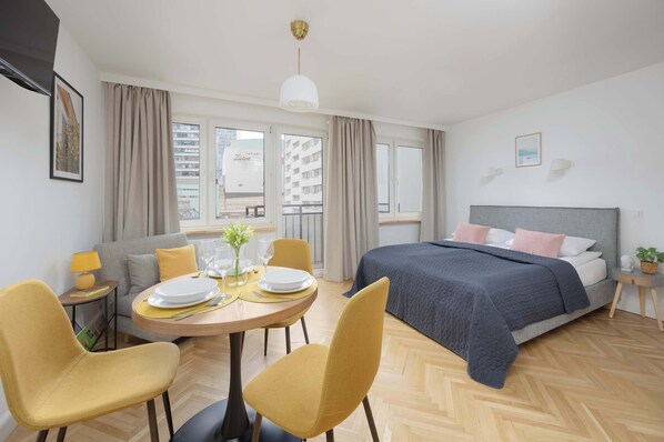 Iron/ironing board, WiFi, bed sheets