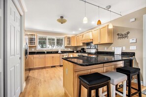 Een kookplaat, een vaatwasser