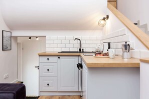 Fridge, oven, stovetop, cookware/dishes/utensils