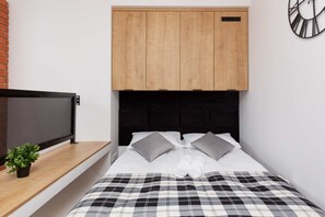 Iron/ironing board, WiFi, bed sheets