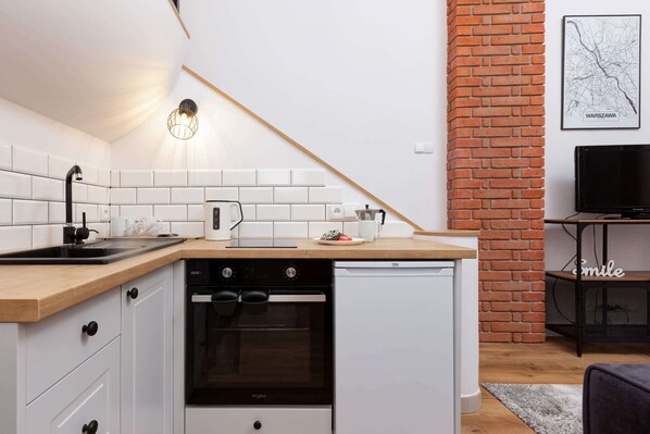 Fridge, oven, stovetop, cookware/dishes/utensils