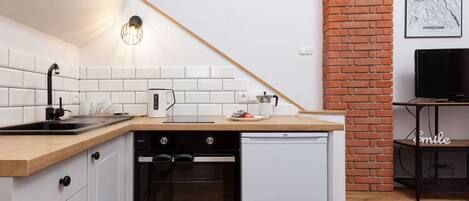 Jääkaappi, uuni, liesi, keittoastiat/astiat/ruokailuvälineet