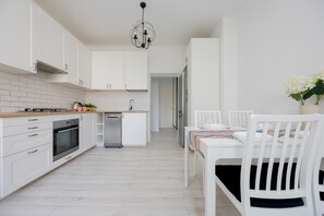 Fridge, oven, stovetop, dishwasher