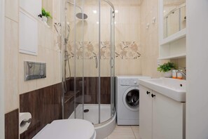 Een douche, een haardroger, handdoeken