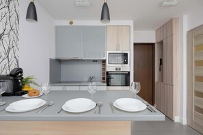 Kühlschrank, Mikrowelle, Ofen, Herdplatte