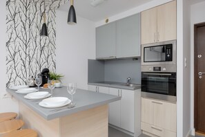Fridge, microwave, oven, stovetop - Chłodna 15 | Comfortable Apartment | A/C (Warszawa)