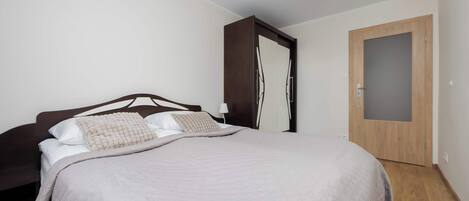 Iron/ironing board, travel cot, WiFi, bed sheets
