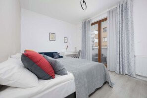 4 chambres, bureau, fer et planche à repasser, lit de bébé portatif