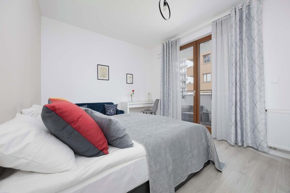 4 bedrooms, desk, iron/ironing board, travel cot