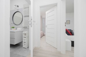 4 chambres, bureau, fer et planche à repasser, lit parapluie