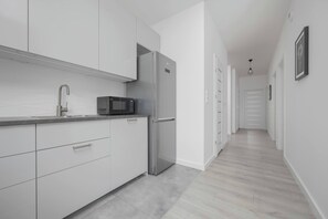 Een koelkast, een microgolfoven, een oven, een kookplaat