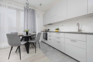 Réfrigérateur, four à micro-ondes, un four, surface de cuisson