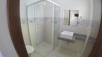 Quarto casal standard | Banheiro | Chuveiro, toalhas de banho, sabonete, papel higiênico