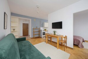 Iron/ironing board, travel crib, WiFi, bed sheets