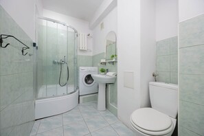 Shower, hair dryer, towels