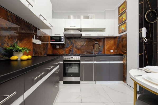 Een koelkast, een microgolfoven, een oven, een kookplaat