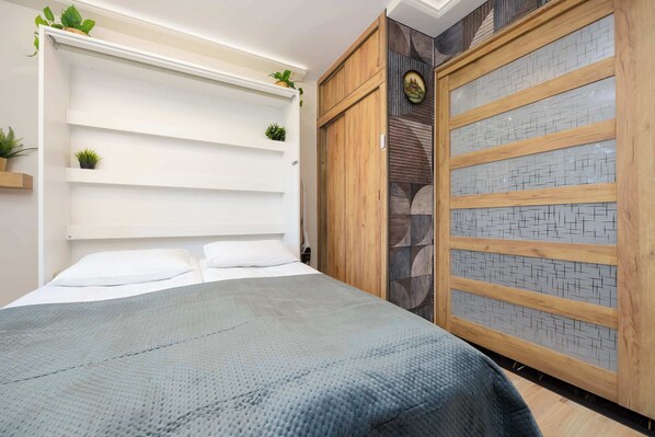 1 dormitorio, tabla de planchar con plancha, wifi y ropa de cama