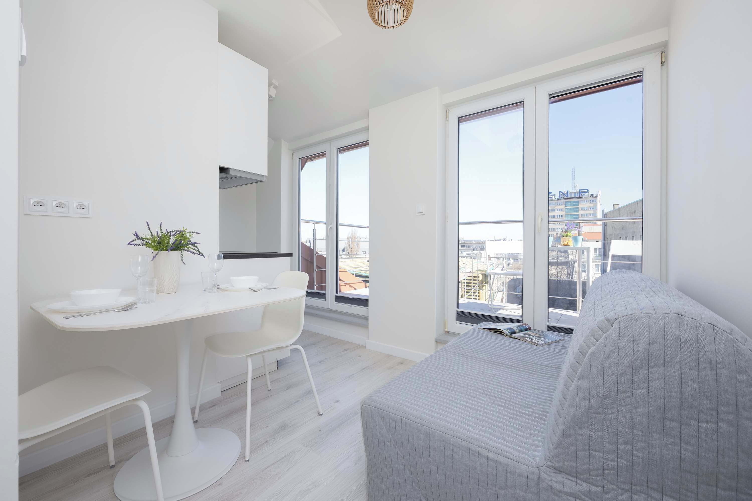 Una televisión, una oficina