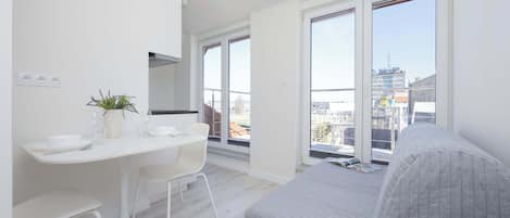 Una televisión, una oficina