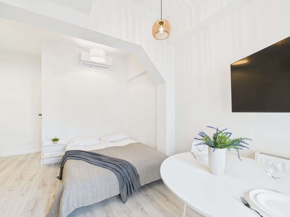 Iron/ironing board, travel crib, WiFi, bed sheets