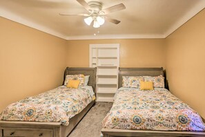 4 habitaciones, tabla de planchar con plancha, wifi y ropa de cama 