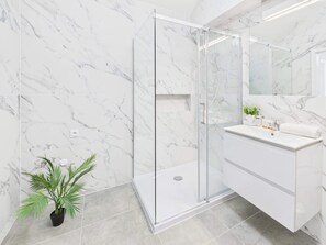 Shower, hair dryer, towels, shampoo - Comfortable Apartment | Air Conditioning, Close to Old Town (Warszawa)