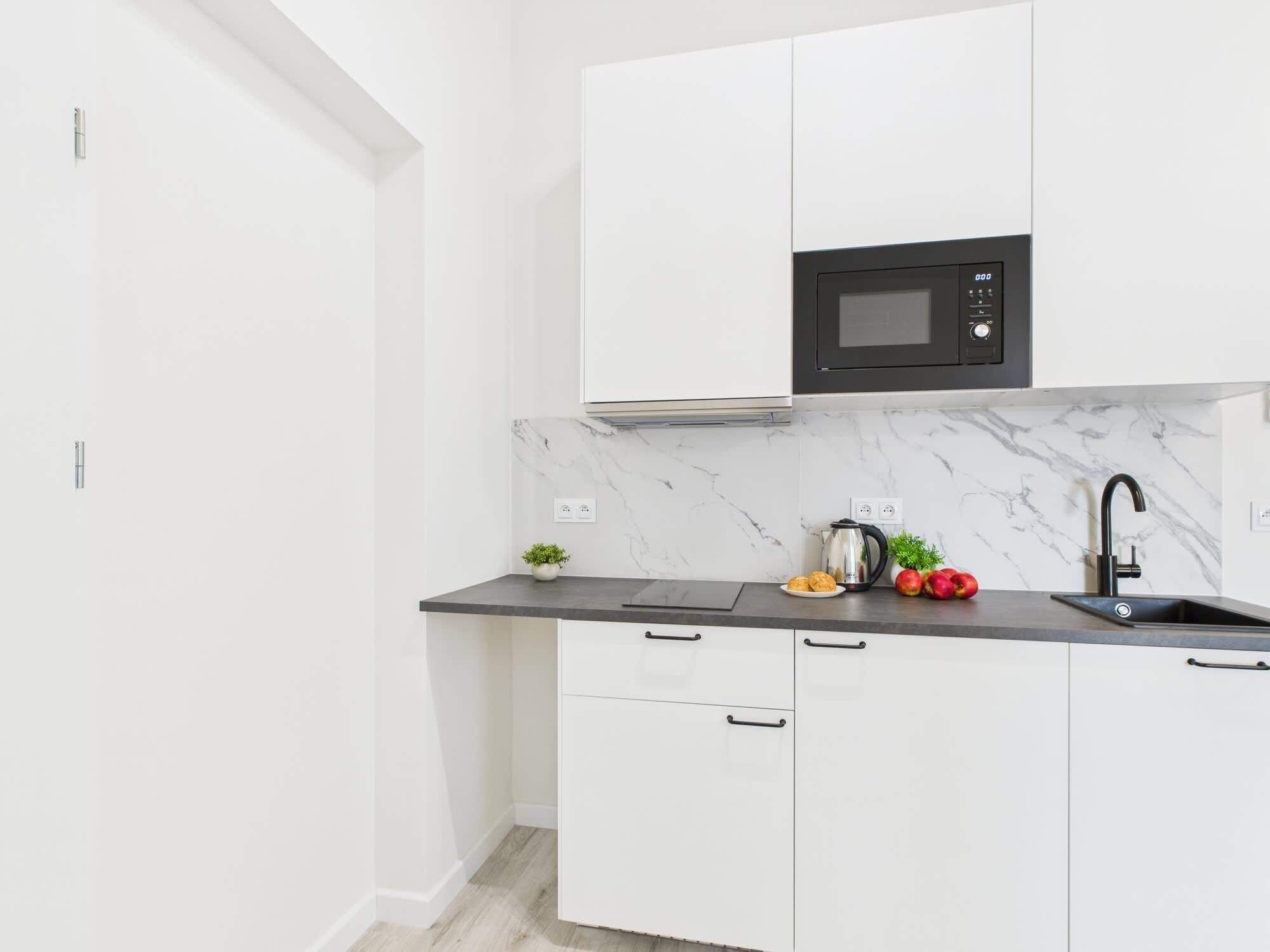 冷蔵庫、電子レンジ、コンロ、調理器具と食器