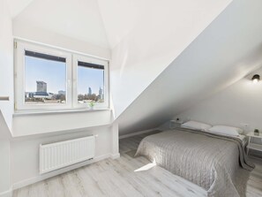 1 dormitori, planxa i posts de planxar, un bressol de viatge i wifi