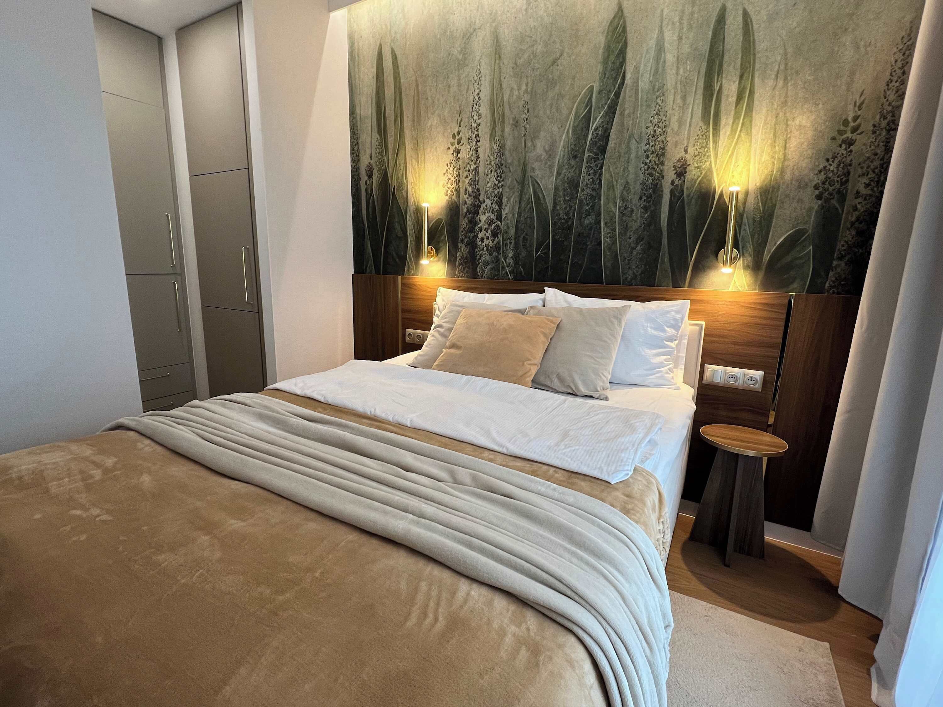 Desk, iron/ironing board, travel cot, WiFi