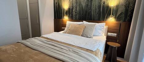 Schreibtisch, Bügeleisen/Bügelbrett, Reisekinderbett, WLAN