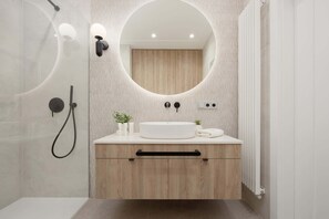 Shower, hair dryer, towels, shampoo