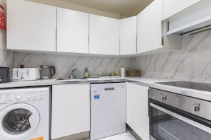 Refrigerador, microondas, placa de cocina, lavavajillas