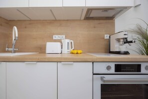 ثلاجة، ميكروويف، فرن، موقد طهي مسطح