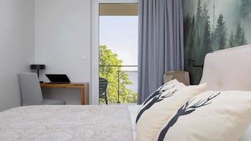 1 dormitorio, escritorio, tabla de planchar con plancha y cuna de viaje