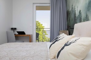 1 chambre, bureau, fer et planche à repasser, lit de bébé portatif