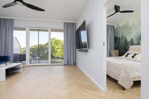 1 dormitorio, escritorio, tabla de planchar con plancha y cuna de viaje