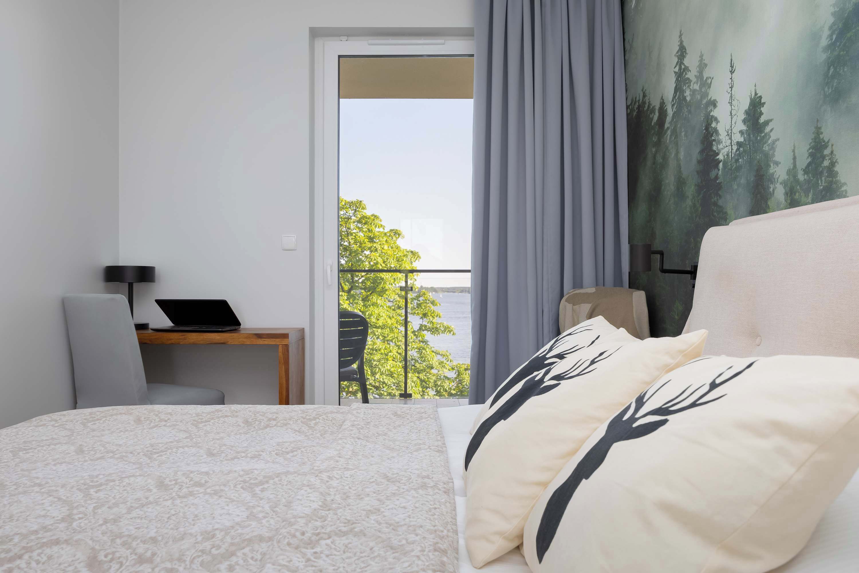 1 habitación, escritorio, tabla de planchar con plancha y cuna de viaje 