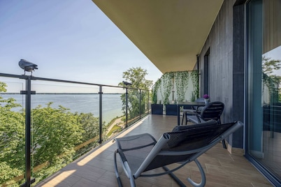 Modern Apartment | Private Sauna, Parking, Lake