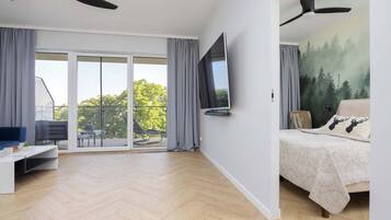 1 sovrum, skrivbord, strykjärn/strykbräda och resesäng