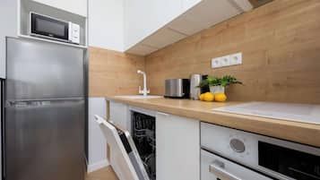 Frigorífico, microondas, placa de cocina y lavavajillas