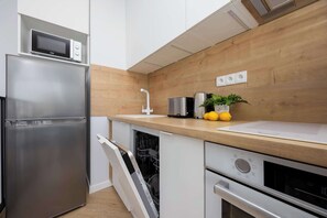 Réfrigérateur, four à micro-ondes, surface de cuisson, lave-vaisselle