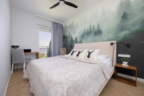 1 Schlafzimmer, Schreibtisch, Bügeleisen/Bügelbrett, Reisekinderbett