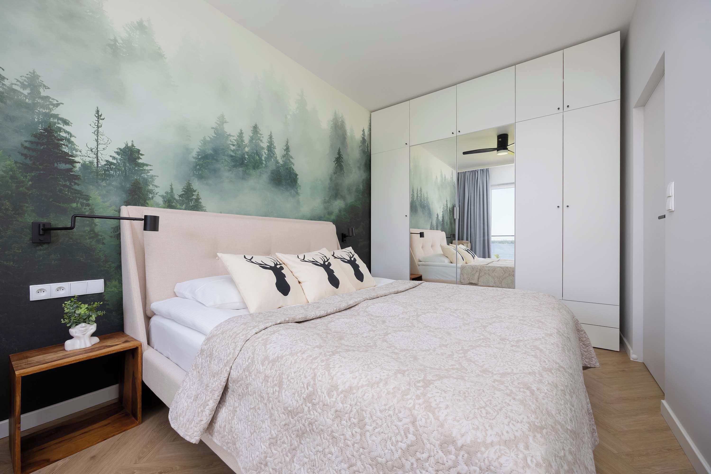 1 slaapkamer, een bureau, een strijkplank/strijkijzer, reisbedje