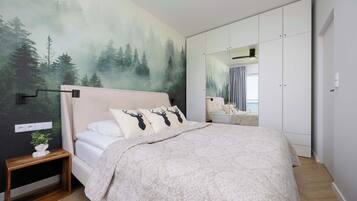 1 slaapkamer, een bureau, een strijkplank/strijkijzer, reisbedje