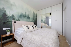 1 chambre, bureau, fer et planche à repasser, lit parapluie